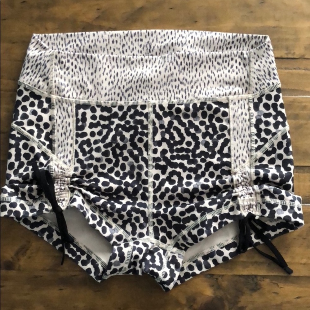 Lululemon size 8 sexy booty shorts with laces